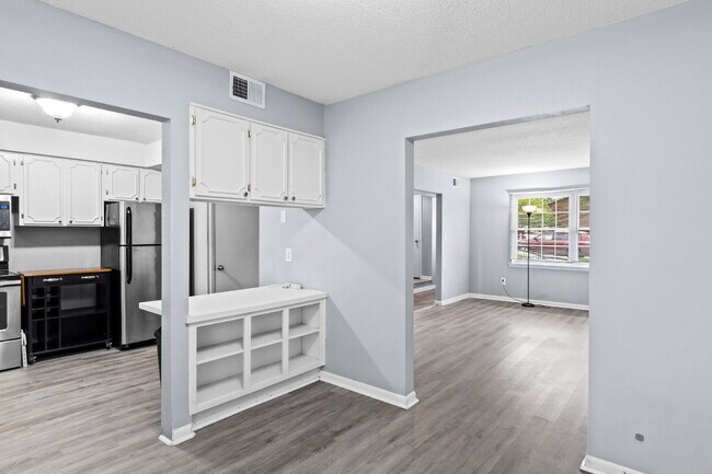 Building Photo - "Charming 2-Bed Condo in Greensboro with S...