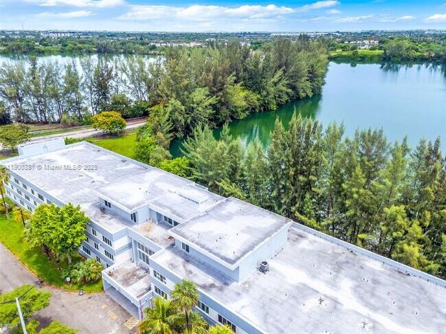 Building Photo - 14820 Naranja Lakes Blvd