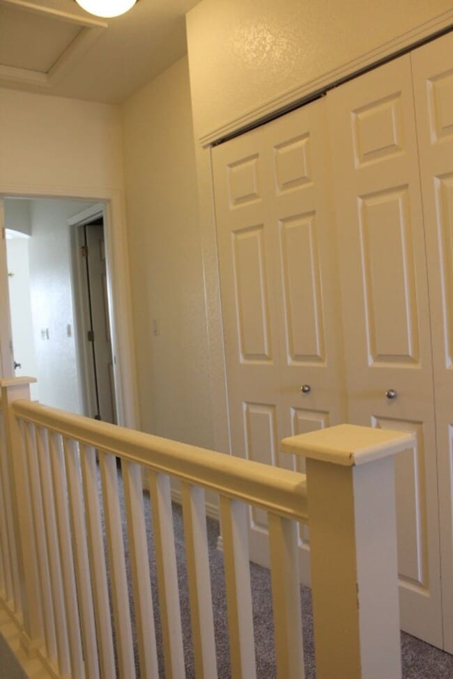 Building Photo - Beautiful 3 BR/3 1/2 BA Townhouse in Stonegate!!