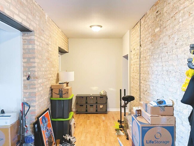 Building Photo - 6125 N Clark St