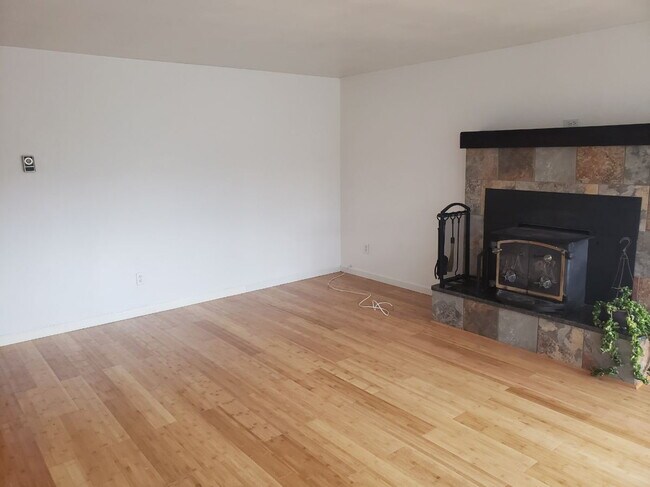 Building Photo - 3B1BA home, 956sqft, available 1/8/2027, large partially fenced yard, 2 shop spaces, carport and ...