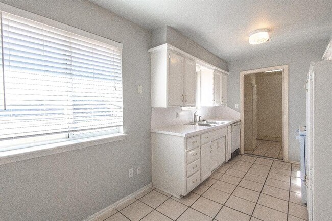 Building Photo - 733 N Norman Ave