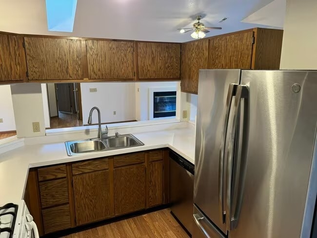 Building Photo - 716 Hilltop Ln