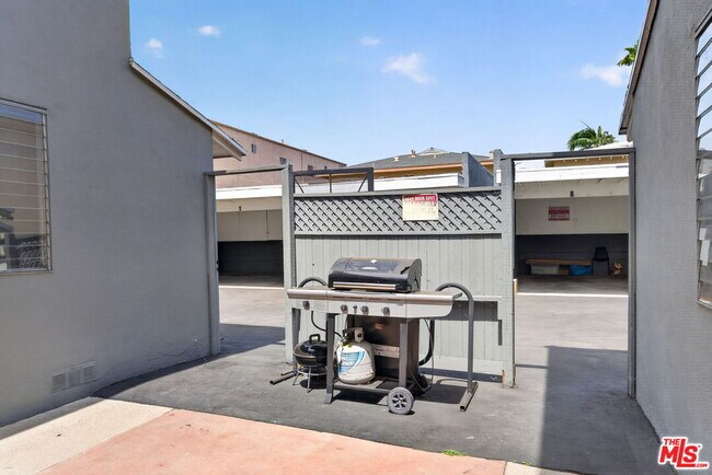 Building Photo - 13553 Moorpark St