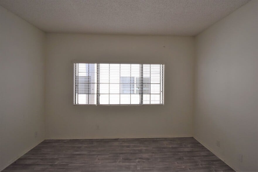 Building Photo - 11594 Moorpark St