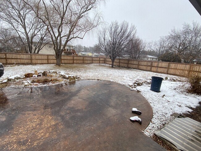 Building Photo - 10802 W Carr Ave