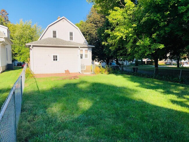 Building Photo - 2-Bed House in Waterloo