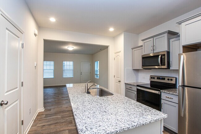 Building Photo - BEAUTIFUL 2 Bedroom Townhome in MIDLAND - AVAILABLE NOW