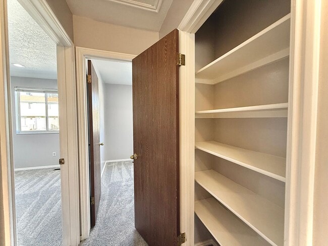 Building Photo - 3 Bedroom Townhome Available March 1