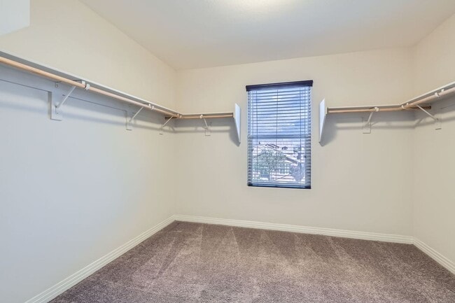 Building Photo - Dont Miss This Gorgeous 4 bed 3 bath plus Loft!