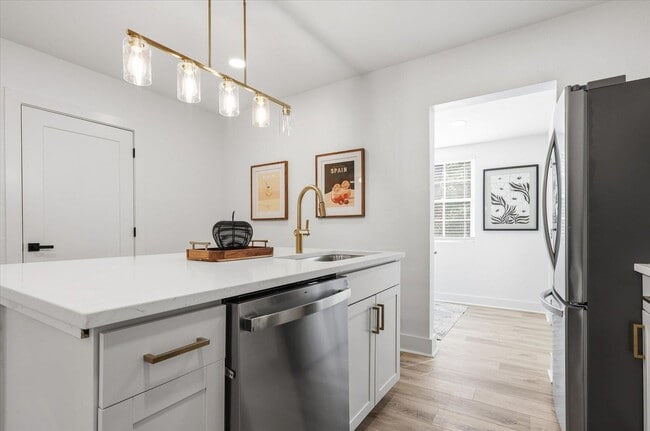 Building Photo - 643 W 8th Ave