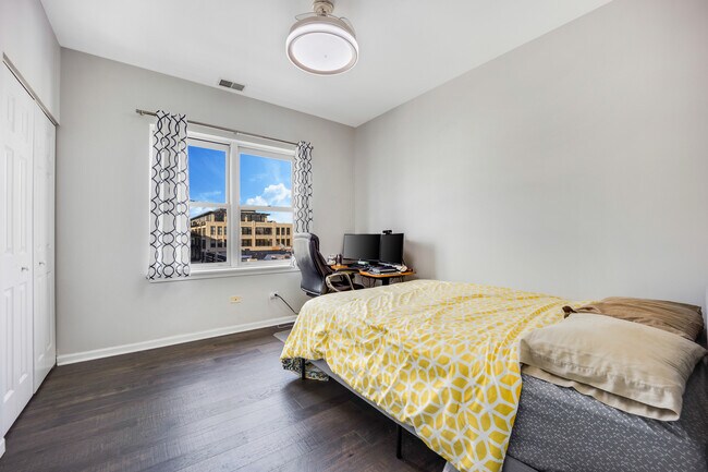 Building Photo - 947 W 14th Pl