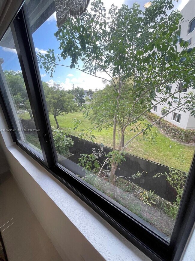 Building Photo - 254 NW 11th Ct