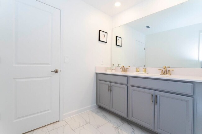 Building Photo - 9202 Sommerset Hills Dr