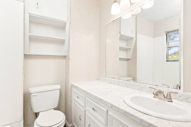 Building Photo - 2312 Hunt Dr