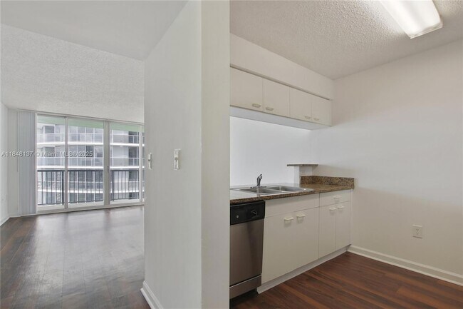 Building Photo - 1756 N Bayshore Dr