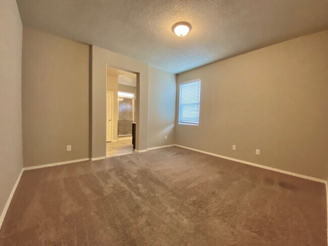 Building Photo - Spacious 3 Bedroom Home in Rio Rancho | Refrigerated Air | Large Backyard | Near Hwy 550 & 528
