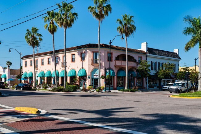 Building Photo - GORGEOUS FULLY RENOVATED 1st FLOOR 2 BEDROOM 1 BATHROOM CONDO LOCATED JUST 5 MINUTES FROM VENICE ...