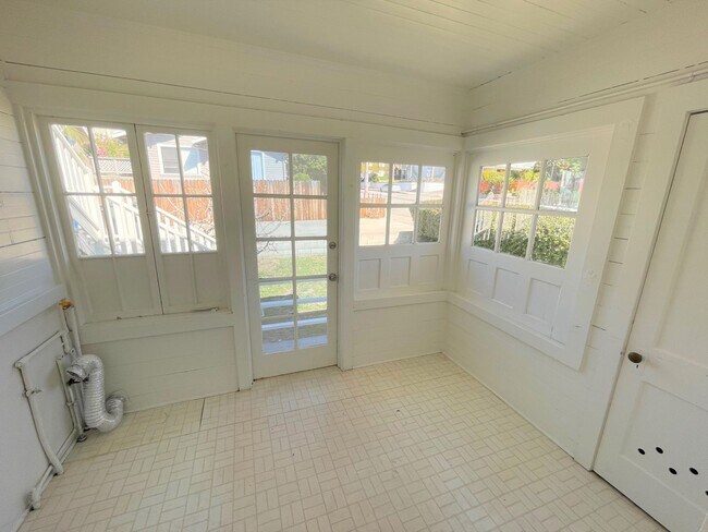 Building Photo - 1093 E Main St