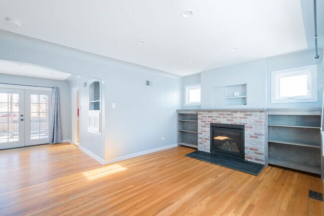 Building Photo - 2500 S Marion St