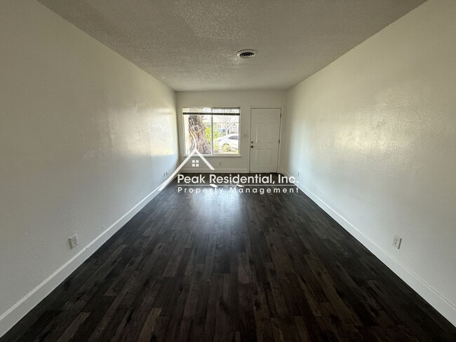 Building Photo - Very Nice 2bd/1ba Rancho Cordova Duplex