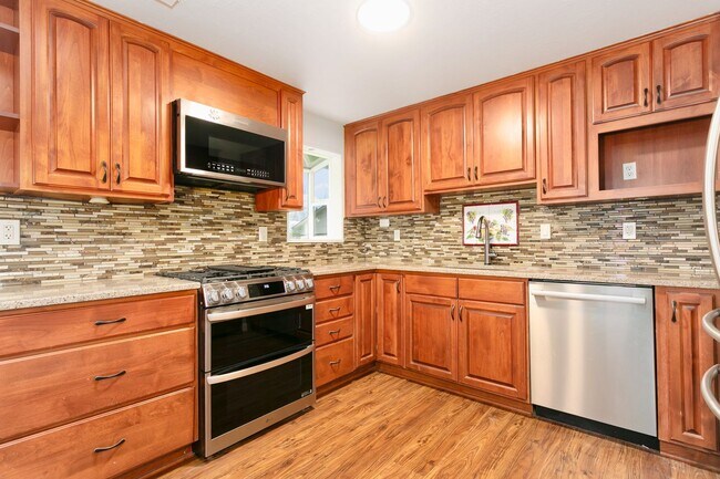 Building Photo - Remodeled Tacoma Duplex with Solar Panels & Fenced Yard **$500 OFF FIRST MONTHS RENT**