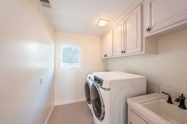 Building Photo - 3355 Palo Vista Dr