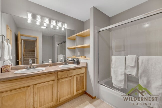 Building Photo - Spacious Townhome with Amazing Views