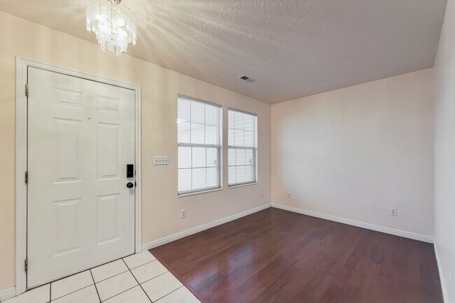 Building Photo - Modern 3 Bed, 2 Bath Home with LVP Flooring & 2-Car Garage! - Available NOW!