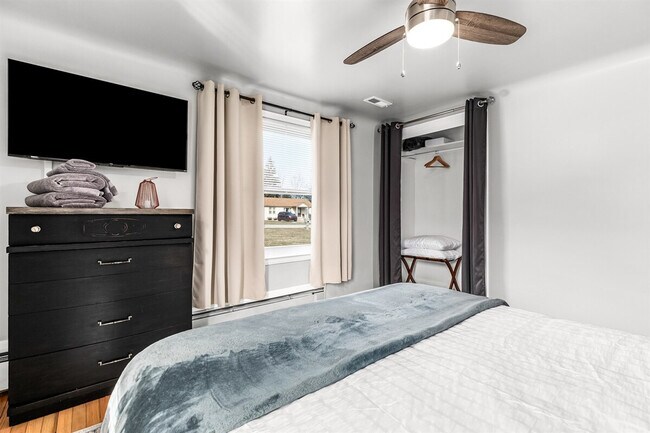 Building Photo - 8254 Mary Ann Ave