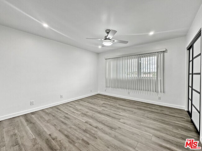 Building Photo - 817 E Nutwood St