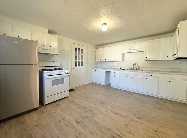 Building Photo - 408 Oak St