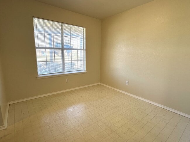 Building Photo - Beautiful 3 Bedroom 2 Bath Home