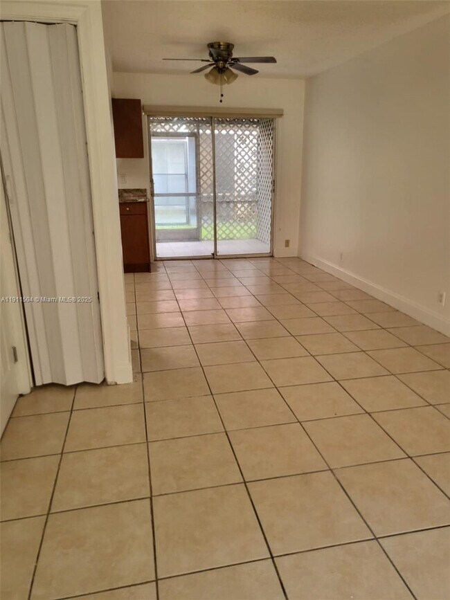 Building Photo - 2554 NW 52nd Ave