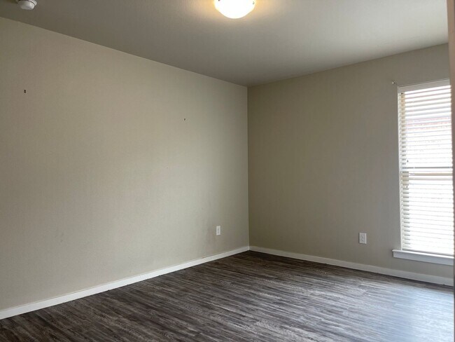 Building Photo - 3 bed 2 bath Available 9/10!