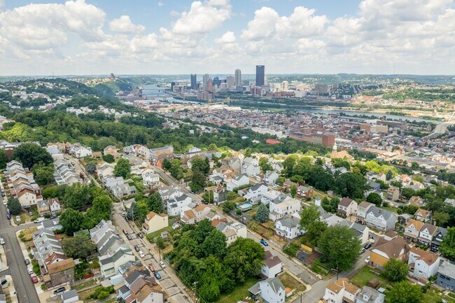 Building Photo - GREAT TWO BEDROOM IN SOUTH SIDE SLOPES!
