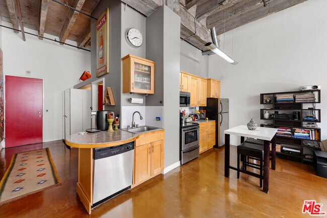 Building Photo - 312 W 5th St