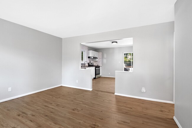 Building Photo - Move-in-Ready Single Family Home with Deta...