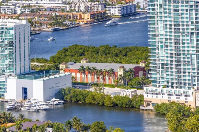 Building Photo - 15811 Collins Ave