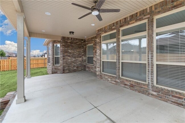 Building Photo - 1600 SW Montrose Ave