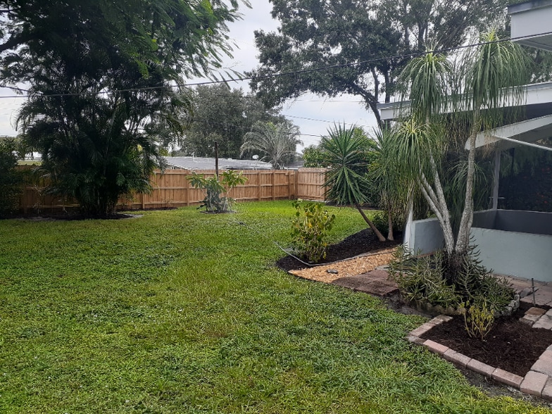 Building Photo - 117 SE Solaz Ave