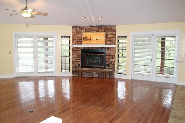Building Photo - 5828 Oakhurst Dr