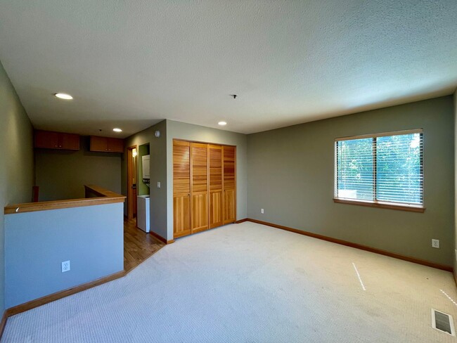 Building Photo - Great NW 1 Bedroom 1 Bath Loft Condo - W/D...