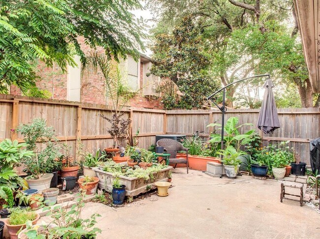 Building Photo - 9404 Beechnut St
