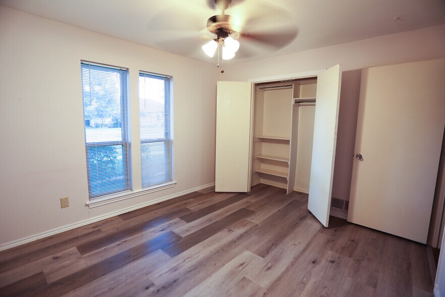 Building Photo - 1504 Flintwood Dr