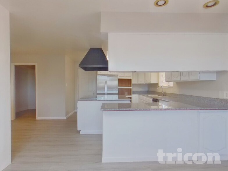 Building Photo - 3310 Heights Dr