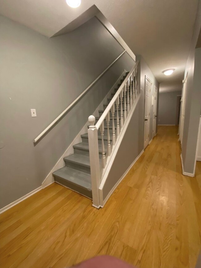 Building Photo - Crestwood Townhome