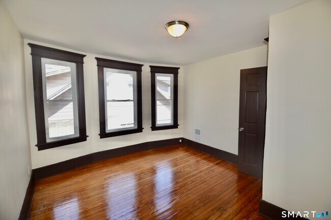 Building Photo - 48 Riverview Pl