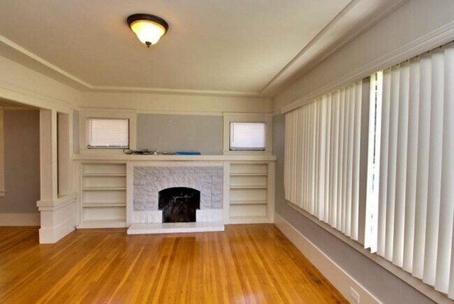 Building Photo - G4 | 1032-1034 Paloma Avenue