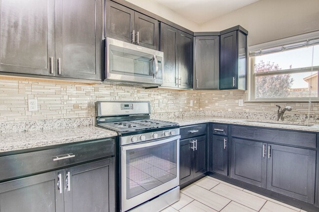 Building Photo - Furnished Eastside Beautiful 3 bed/2 baths...